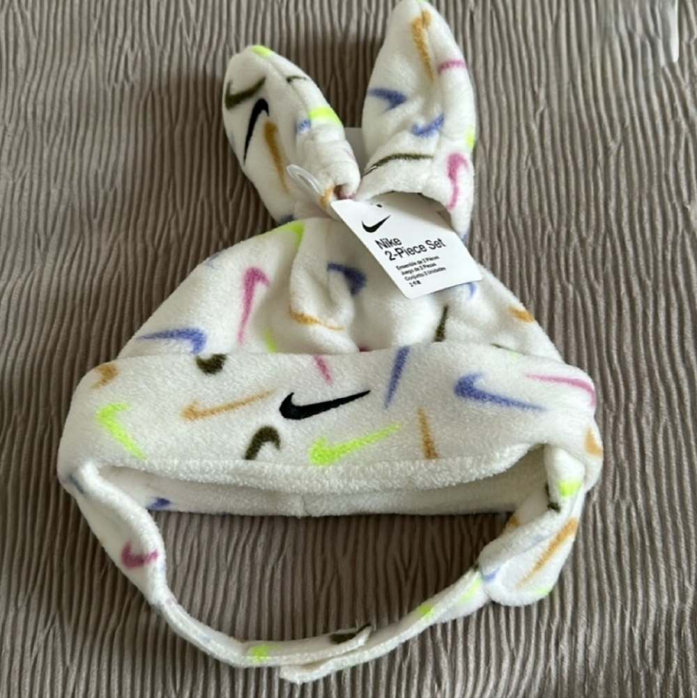 Nike infant girl hat/mittens set